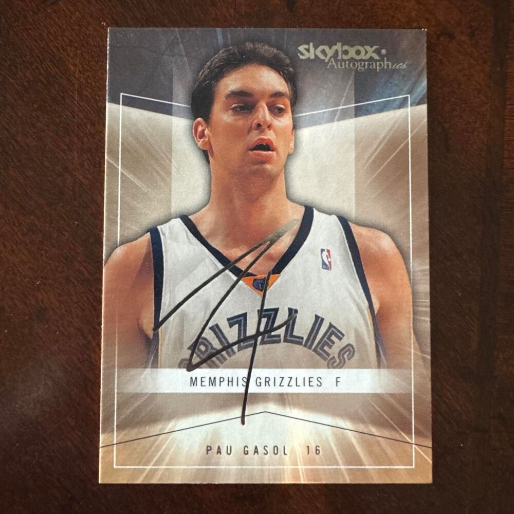 2005 Pau Gasol Memphis Grizzlies basketball card Skybox Autographics